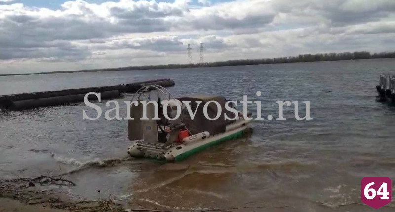 Саратовские спасатели эвакуировали с острова на Волге мужчин и ребенка