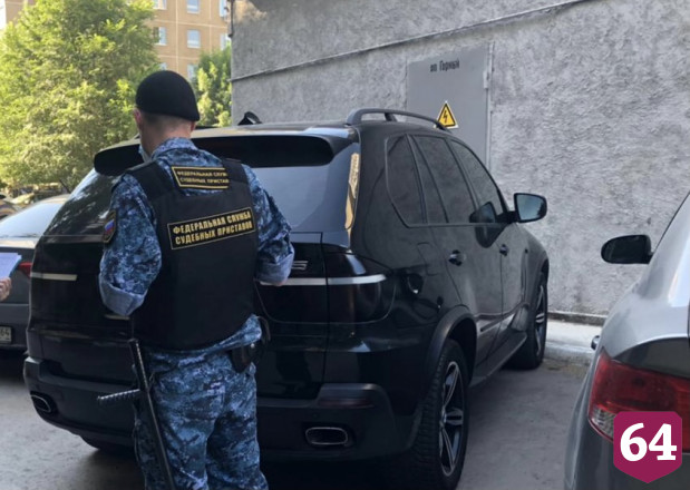 За долги по налогам у саратовца арестовали BMW