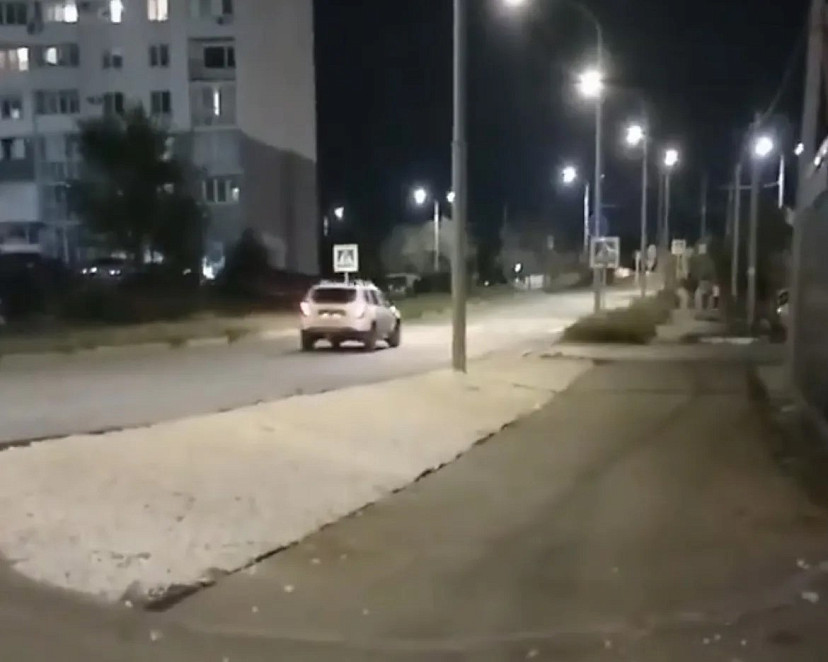 В Саратове неизвестные засыпали газон щебнем 