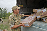 Саратовские кинологи приехали с мясом к собакам из приюта