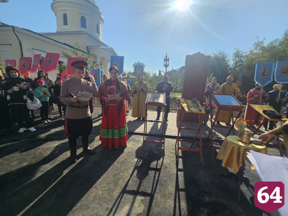 В Саратовской области на казачьем фестивале кормили щами и фланкировали шашкой