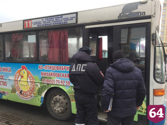 Саратовского таксиста наказали за пассажира без маски 