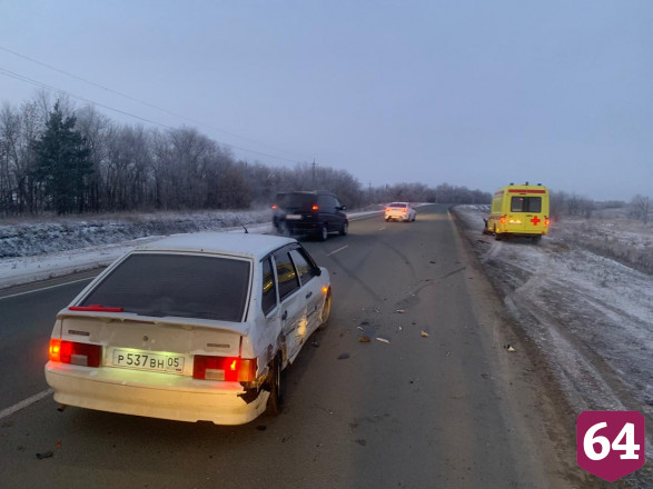 На трассе под Саратовом «Лада» врезалась в автомобиль реанимации