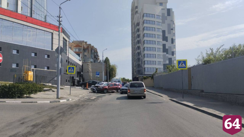 В Саратове автоледи пострадала в массовом ДТП на Славянской площади