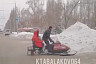 Саратовская семья ездит по магазинам на снегоходе