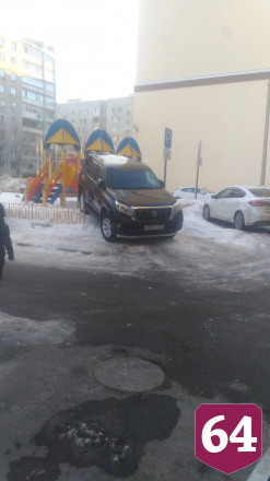 В Саратове автохам бросил кроссовер на детской площадке 