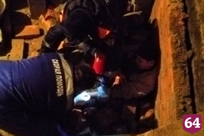 Спасатели помогли упавшему в погреб мужчине