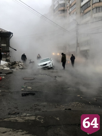 В Саратове иномарка провалилась под землю из-за аварии на теплосетях