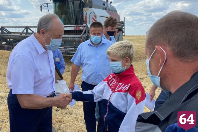 Губернатор поблагодарил школьника за помощь в уборке урожая 