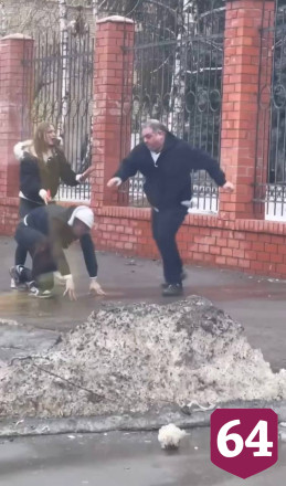 В Саратове водитель маршрутки избил прохожего у больницы
