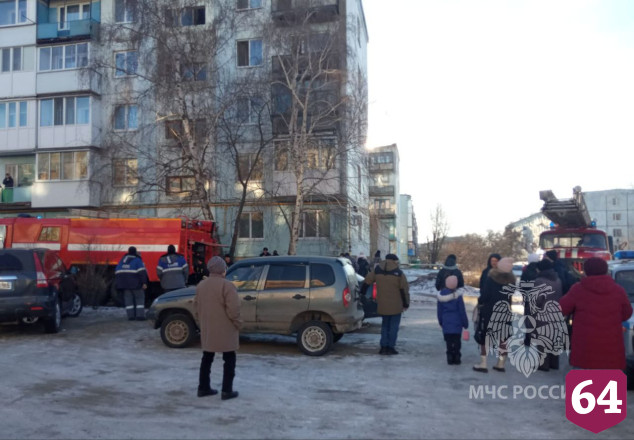 Из горящей квартиры под Саратовом спасли мать и четверых детей