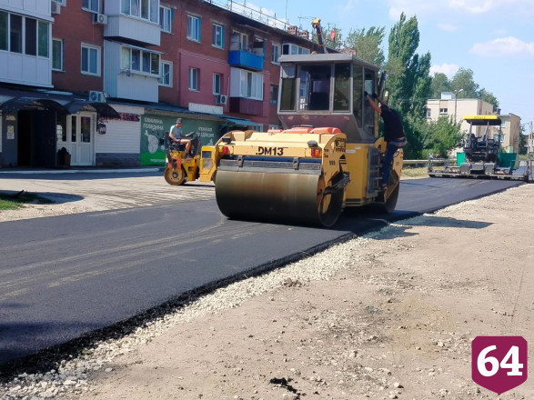 Жители поселка до ремонта дорог ходили по улице в бахилах 