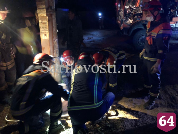 В Саратове молодые люди разбились в ДТП с бетономешалкой