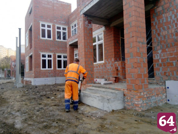 Строителей детского сада в Саратове раскритиковали за пассивную работу 