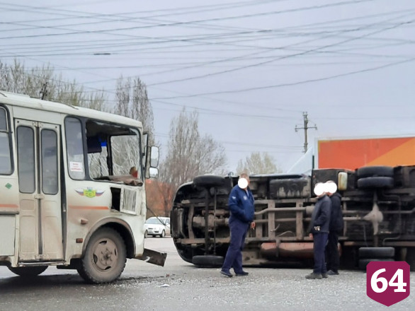 На перекрестке от удара автобуса перевернулась «Газель» 