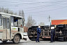 На перекрестке от удара автобуса перевернулась «Газель» 