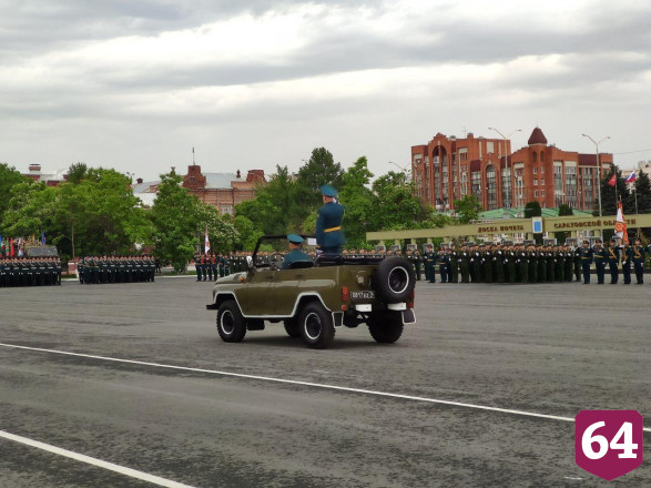 Над Саратовом в честь 75-летия Победы пролетели бомбардировщики 