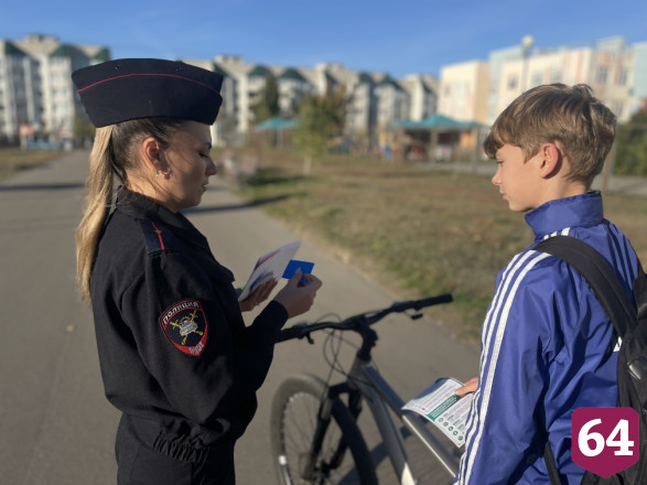Автоинспекторы дарили жителям Саратова световозвращатели