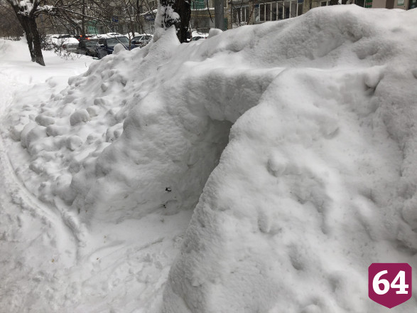 В центре Саратова построили шалаш из снега
