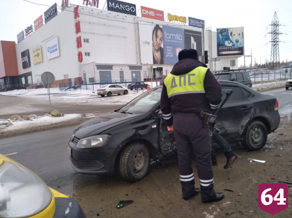 Водитель легковушки разбился в ДТП на выезде из Саратова 
