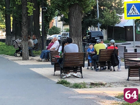 Жители Саратова вышли на воскресную прогулку без масок