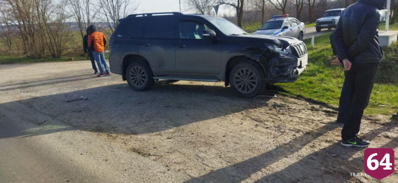 В Саратове внедорожник протаранил такси