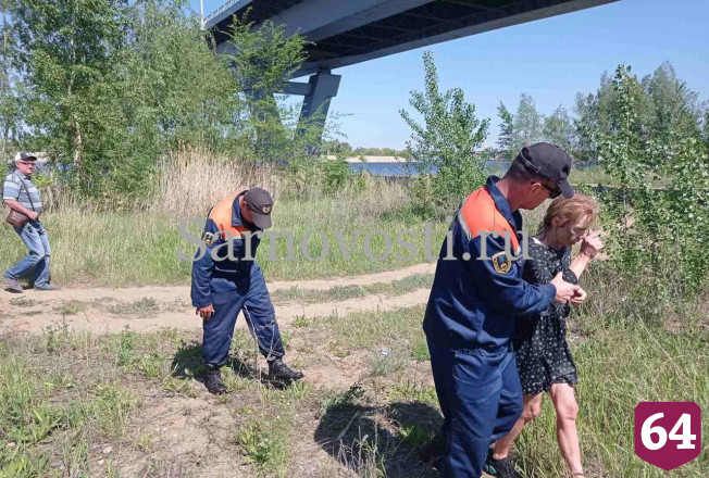 Женщина упала с моста в Волгу