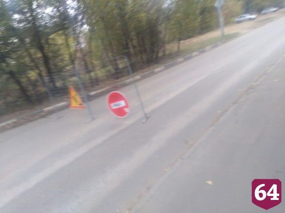 В Саратове автохамы ездят по тротуару и сигналят пешеходам