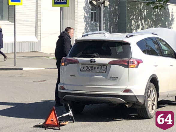 Иномарки не поделили перекресток в центре Саратова