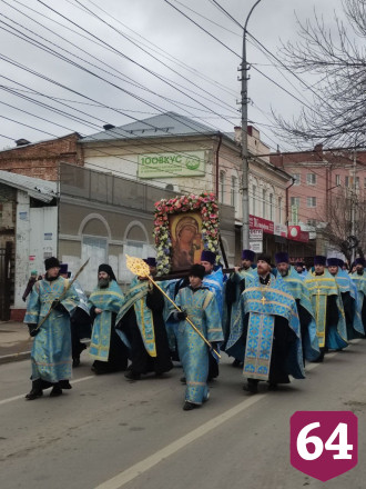 Тысячи жителей Саратова участвуют в крестном ходе