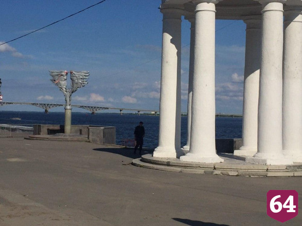 Жители Саратова не оставляют попыток погулять у ротонды 