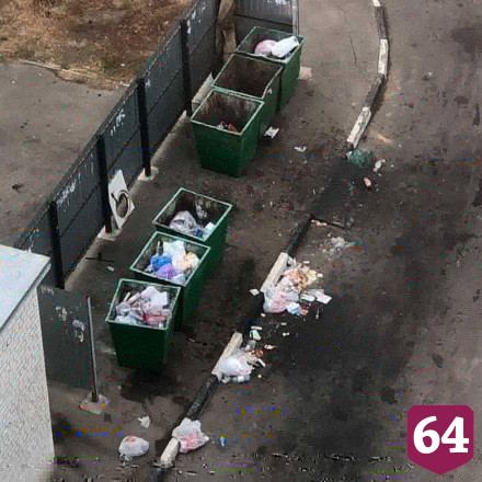 Саратовцы завалили мусором припаркованную у баков машину