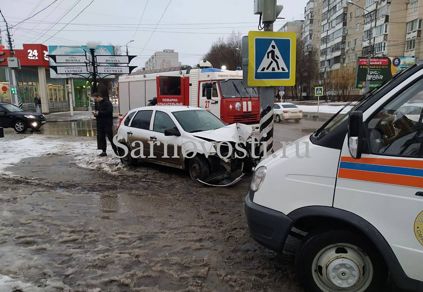 Молодой водитель протаранил столб в центре Энгельса 