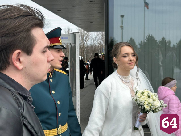 Пара познакомилась в кафе Саратова и поженилась на месте приземления Гагарина