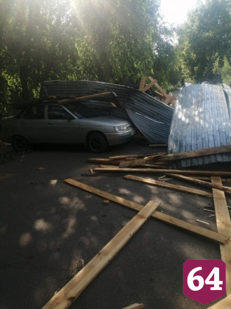 В Саратове крыша магазина «Красное и Белое» рухнула на две машины