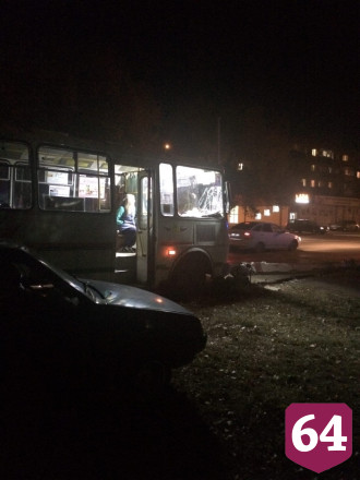 Под Саратовом автобус с пассажирами врезался в столб