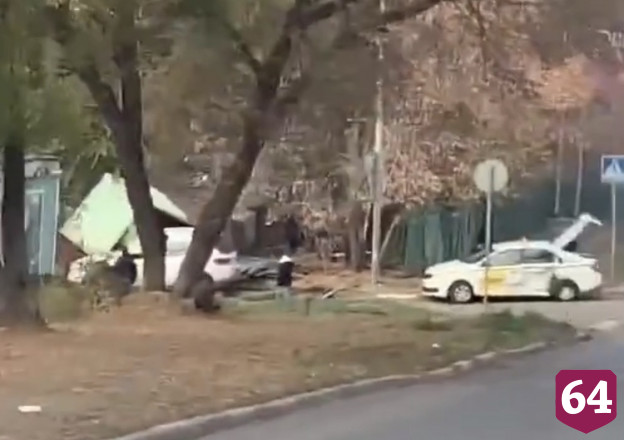 В Саратове кроссовер снес забор и гараж после ДТП с такси
