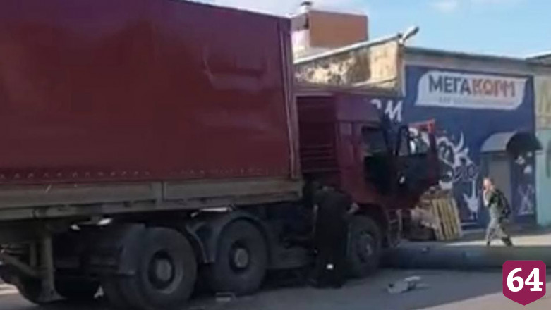 Под Саратовом после ДТП возле фуры обнаружили труп водителя