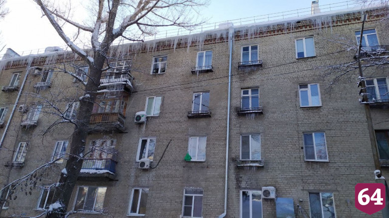 Жительницу Саратова напугали сосульки на домах рядом с детсадом  