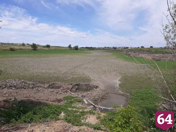 Экскаваторы тонули в иле при расчистке водохранилища под Саратовом 