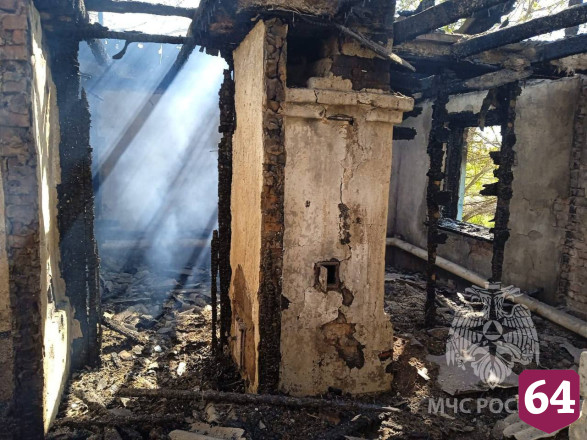 Под Саратовом из горящего дома эвакуировали пьяного курильщика