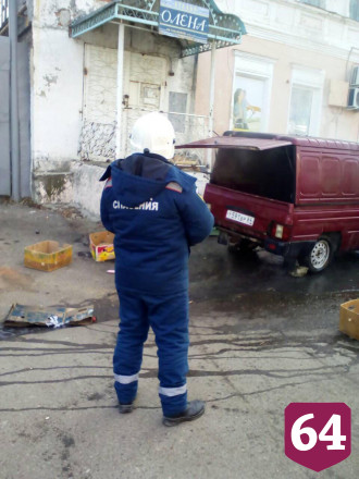В Вольске под игру уличного музыканта полыхал пикап
