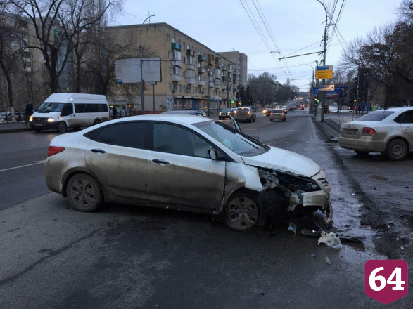 На Орджоникидзе в ДТП со столбом пострадали 4 человека