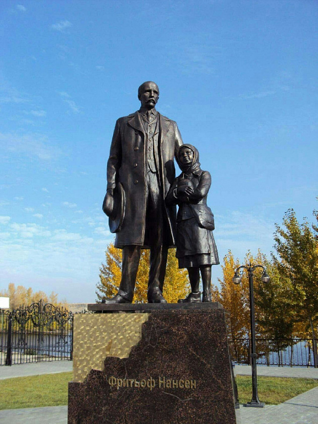 В Саратовской области открыли памятник спасавшему Поволжье от голода меценату 