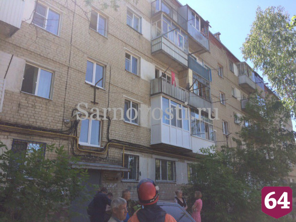 Пьяный житель Саратова на самоизоляции повис на карнизе 3-го этажа