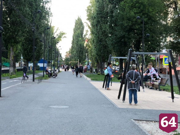 Жители Саратова вышли на вечернюю прогулку без масок