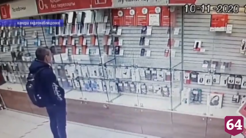 Кража телефона из салона связи попала на камеры