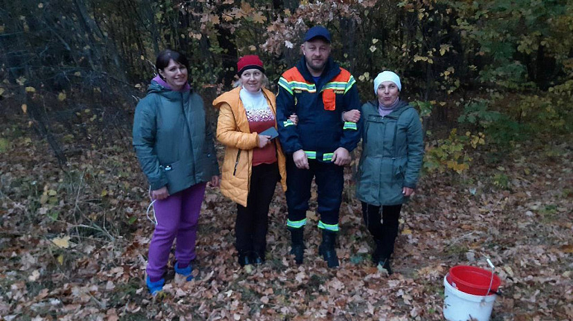 Саратовские спасатели вывели из леса двух заблудившихся женщин