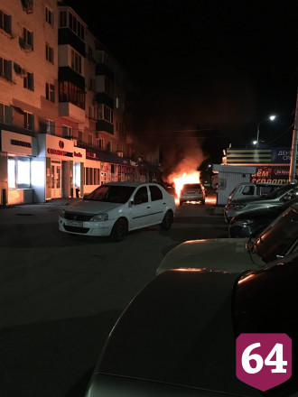 Под Саратовом неизвестные ночью подожгли иномарку