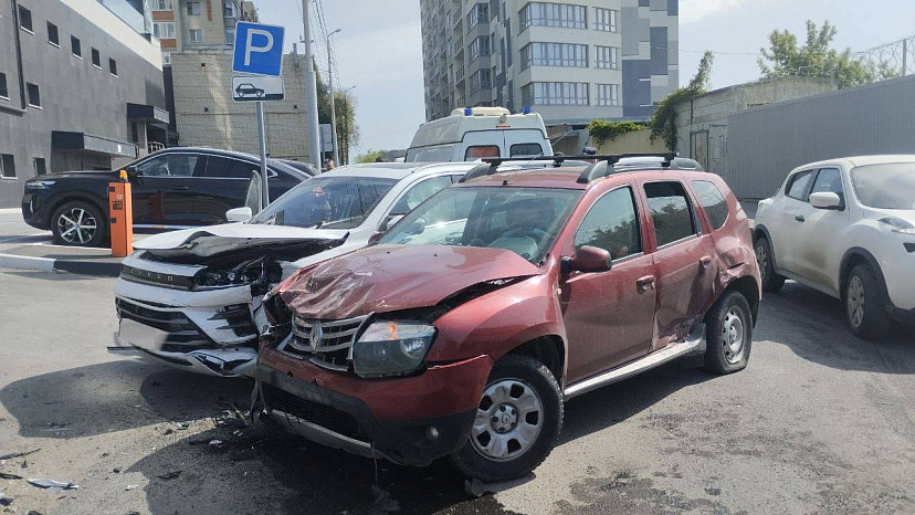 В Саратове автоледи пострадала в массовом ДТП на Славянской площади